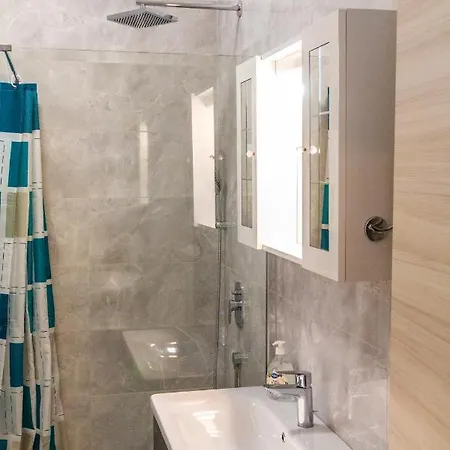 Mihael Apartman *